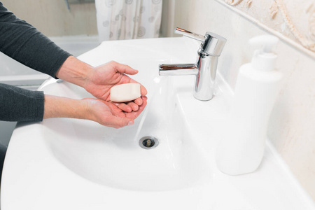 洗手时用肥皂搓手，防止冠状病毒传播，保持卫生，防止冠状病毒传播。