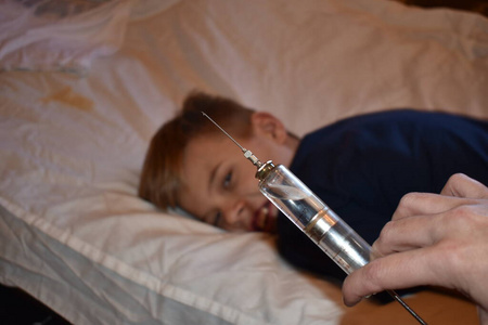 可怕的大注射器.吓人的医生.儿童强制接种疫苗.不接种疫苗照片