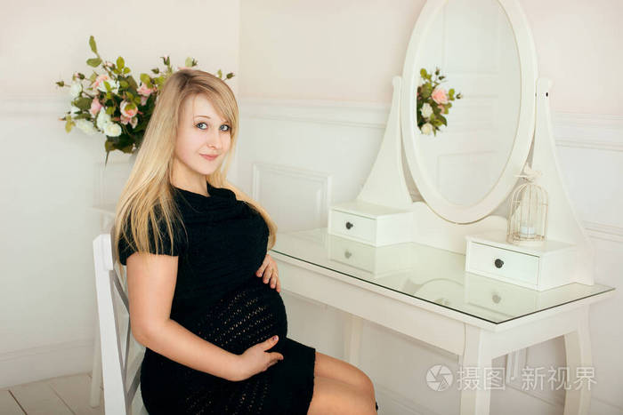 在工作室里大肚子的怀孕女孩
