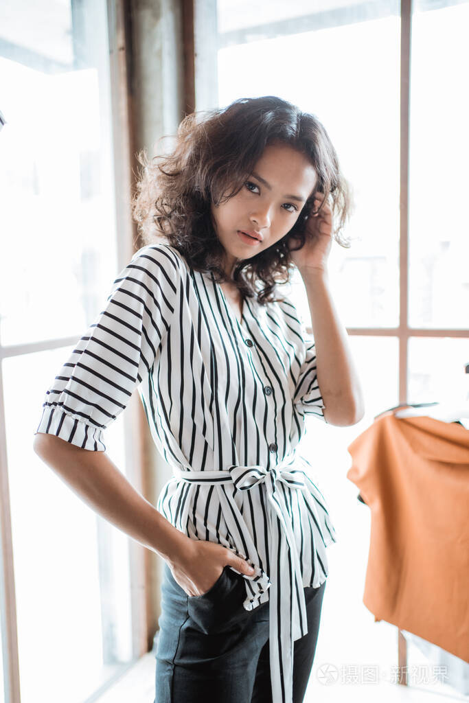 女人在时装店试穿新衣服