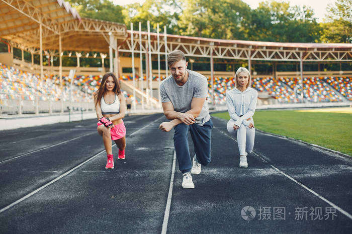 体育人在体育场训练照片-正版商用图片2boae9-摄图新视界