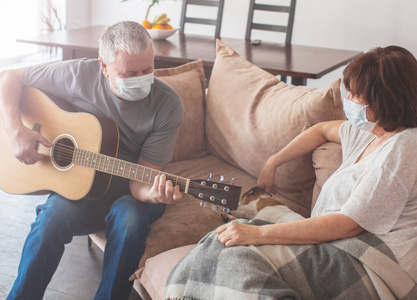 冠状病毒大流行期间戴着医用口罩的老年夫妇