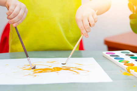 绘画 桌子 纸张 白种人 小孩 乐趣 可爱的 画家 创造力
