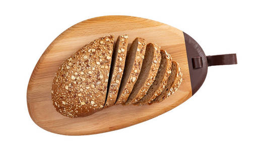 白色背景的椭圆形木制切纸板上的带种子和薄片的分离切片面包.照片