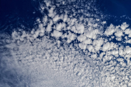 美丽的蓝白色多云天空背景图片