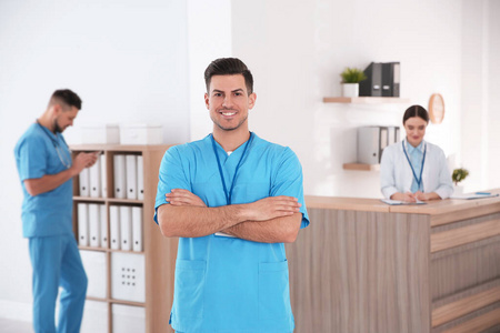 商业 男人 照顾 制服 护士 专家 健康 诊所 微笑 在室内