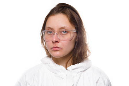冠状病毒大流行期间穿着白色防护服的年轻护士画像。流行，冠状病毒covid19大流行。