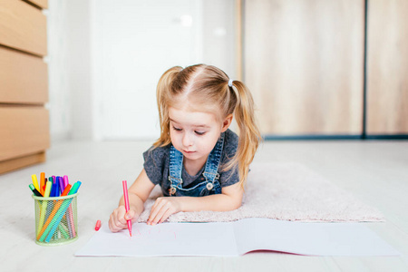 幼儿园 女儿 学龄前儿童 纸张 在室内 白种人 房间 童年
