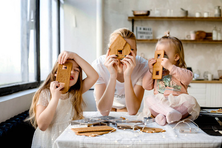 在阁楼式厨房里做饼干的漂亮快乐的小姐妹们