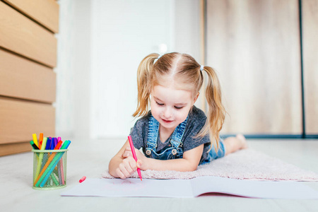 幼儿园 说谎 学校 艺术 颜色 纸张 美丽的 教育 绘画