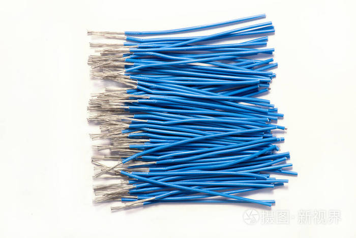 一捆捆没有绝缘的蓝色电线白色背景特写
