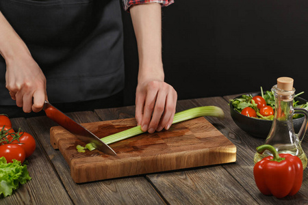 做新鲜蔬菜沙拉的女人。女性的手。健康生活方式的饮食理念。