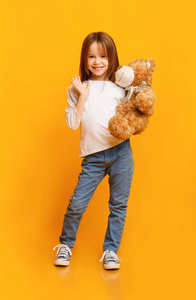 微笑美丽的女孩抱着大玩具玩具熊