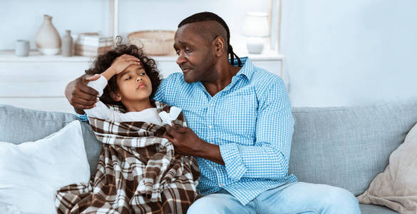 病毒危害。非洲裔美国女孩发高烧和她麻烦不断的爷爷在家，空白。展开图