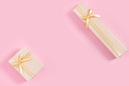 祝贺 假日 彩盒 纸张 包装 包裹 简单的 丝带 庆祝 平铺
