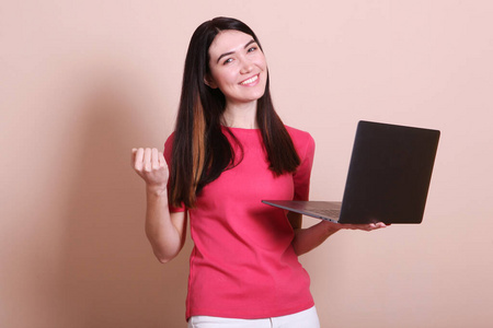 经理 微笑 学生 女人 个人电脑 笔记本电脑 装置 赶时髦的人
