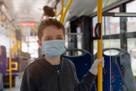 戴着防护面具的儿童乘坐公交车图片