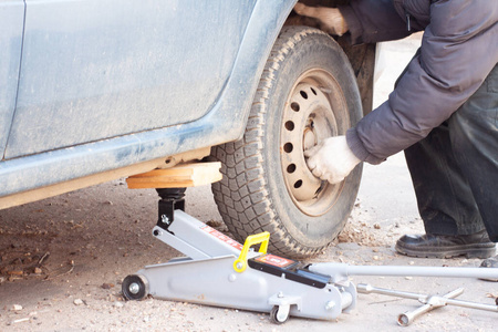 工作 轮胎 扳手 男人 技术 行业 修理工 维修 代替 车辆
