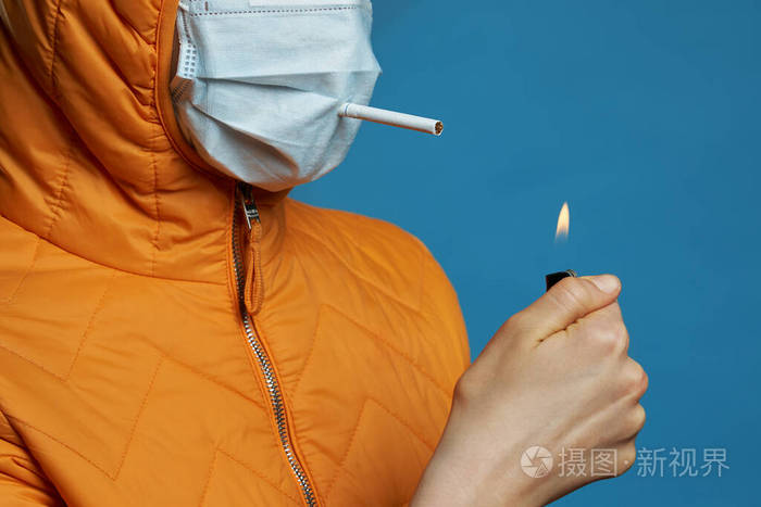 戴医用防护口罩的小女孩亮了起来嘴里叼着一根烟穿过口罩