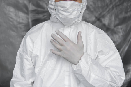 医生身着白色防护服,口罩,眼镜和橡胶手套,随时准备在冠状病毒大流行