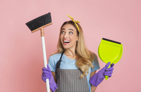 用扫帚用扫帚上白色孤立的女人用扫把扫地把女人的腿关起来用扫把扫地