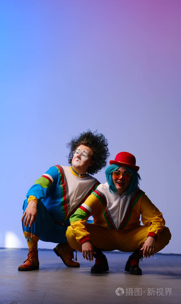 两个小丑一男一女穿着80年代风格的鲜艳运动服化妆