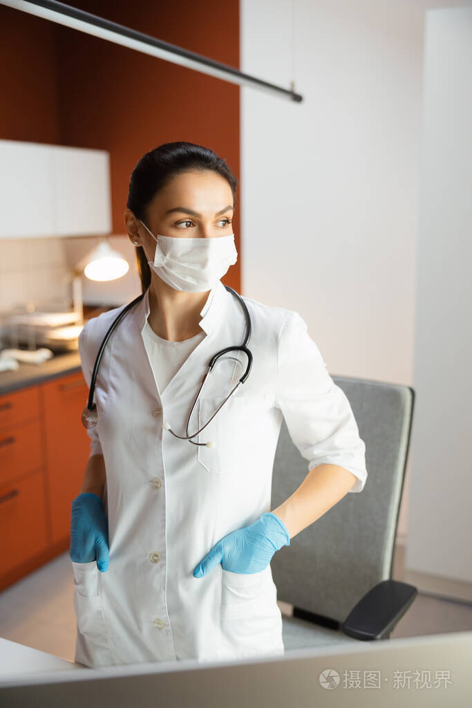 年轻冷静的儿科医生听诊器摆姿势拍照