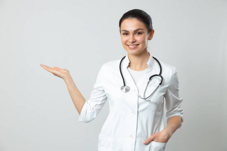 实验室灯光灯光背景下漂亮的医生在镜头前摆姿势照片