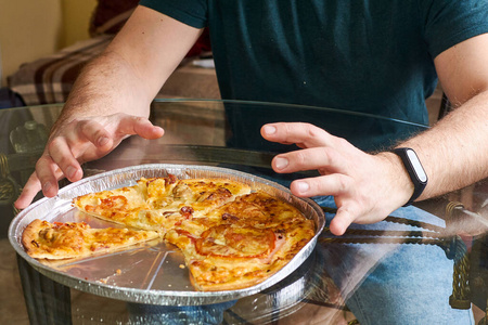 男人吃披萨图片