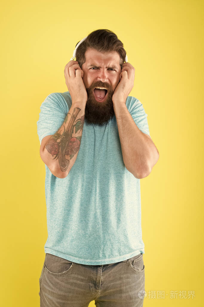 音乐品味.长胡子的人不喜欢音乐.刺耳的声音.人听音乐无线耳机.