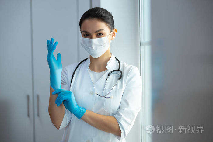 白种女医生临床戴医用橡胶手套