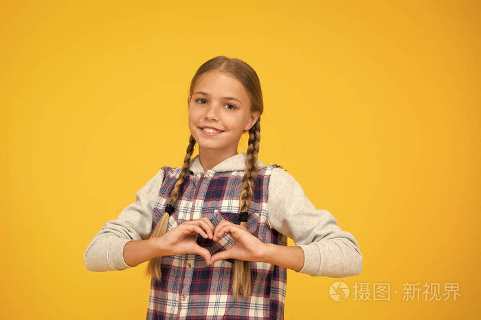 心的手势国际儿童节快乐小女孩黄色背景好心情概念积极的氛围真诚的