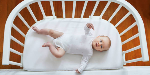 小孩 在室内 睡懒觉 女孩 宝贝 房间 婴儿 可爱的 婴儿床