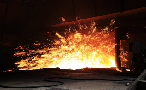 车间 工作 熔炉 泼洒 高的 场景 火焰 炼钢厂 熔化 流动的照片