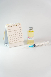 冠状病毒概念与疫苗，注射器注射和日历2020年4月