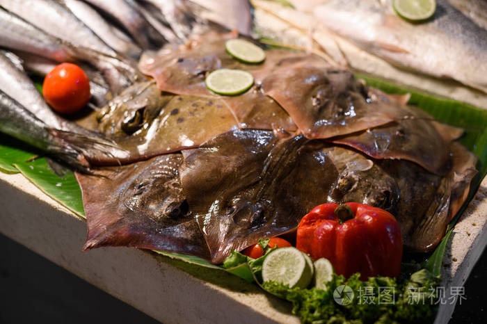 鱼市上的新鲜鳐鱼夜市上的生黄貂鱼海鲜