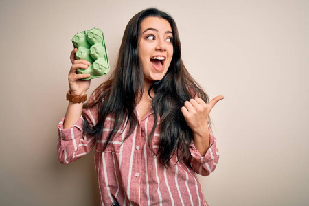 女人 快乐 拇指 面对 杯子 乐观的 磨尖 黑发 微笑 食物