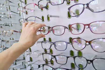店内陈列眼镜，手工挑选眼镜