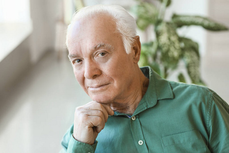 退休 成人 白种人 古老的 休息 老化 祖父 在室内 退休人员