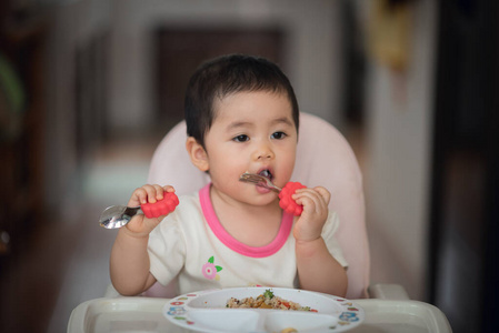 女孩 饥饿的 可爱的 盘子 椅子 童年 谷类食品 早餐 美丽的