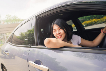 目的地 车辆 自由 美丽的 运输 假日 驱动 女人 公路