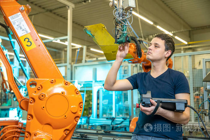 由生产工程师为新产品编程机器人手臂