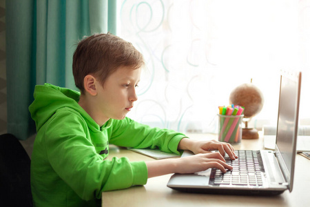 网络研讨会 在线 家庭教育 个人电脑 白种人 桌子 男孩