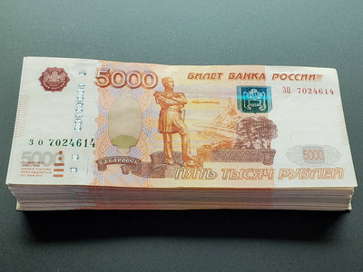 一捆俄罗斯钞票,孤立背景下的俄罗斯货币.五千卢布尊严特写照片