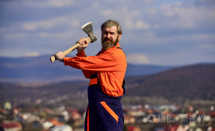 翻新工具职业穿制服的人拿着斧头残暴的胡子男人手里拿着斧头凶残的