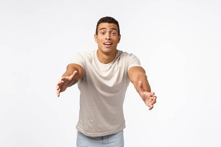 自信眼神男人用爱慕的眼神看着他充满爱意和诱惑,伸手去抓一些诱人的