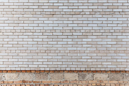 这面墙是用灰色硅酸盐砖做的。房屋建筑工地上的砌砖工程。抽象的建筑结构。
