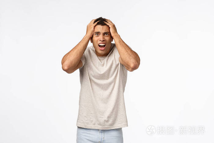 男人在慌乱中感到沮丧惊慌失措抓着头盯着不安的相机喘着气垂下颚不敢