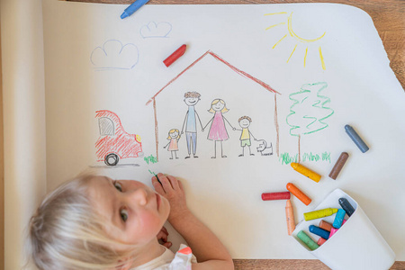 孩子们在屋里画着幸福的家庭