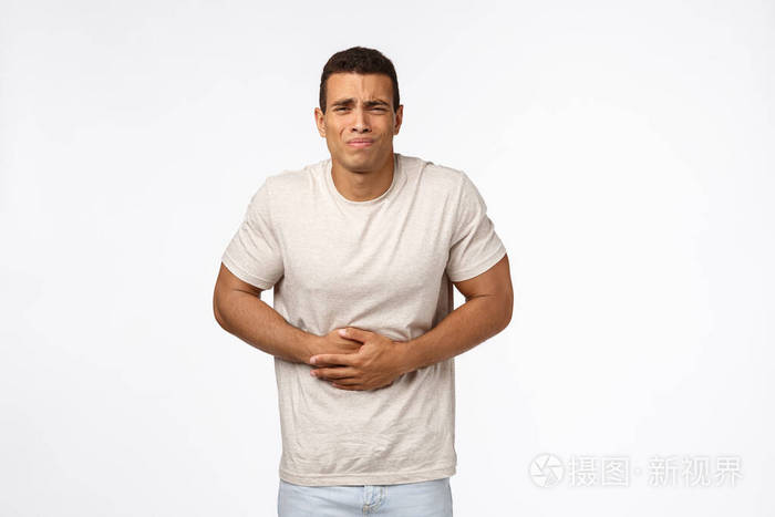 健康人和医学概念帅哥心烦意乱的年轻人觉得肚子不舒服摸着肚子像在受